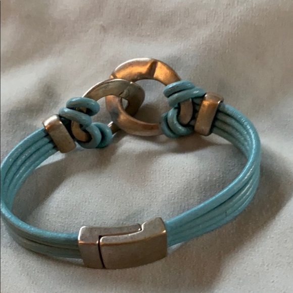 Turquoise leather and silver color magnetic closure bracelet - Picture 2 of 3